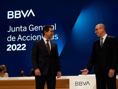 Carlos Torres (a la izquierda), presidente del BBVA, y Onur Genç, consejero delegado de la entidad, al inicio de la junta general de accionistas celebrada este viernes en Bilbao.