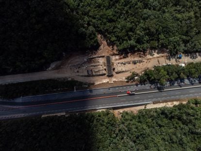 Una sección en construcción de las vías del Tren Maya junto a la carretera Cancún - Kantunil, en diciembre de 2021.