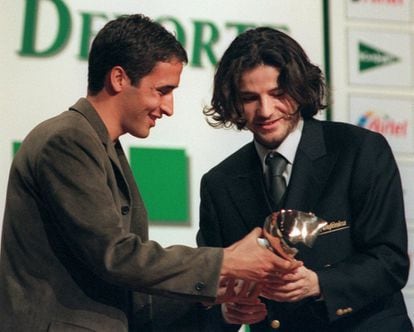 El futbolista del Real Madrid, Raúl González (i), entrega el trofeo al subcampeón del Mundo de salto de longitud, Yago Lamela, durante la XX Gala del Deporte que anualmente organiza la Asociación Española de la Prensa Deportiva.