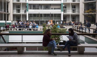Estudiantes en el campus de la Universidad Pompeu Fabra en Barcelona.