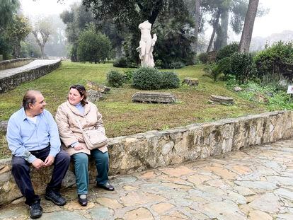 Rosario y su pareja, Antonio, en las ruinas romanas de Itálica, en Sevilla, donde él trabaja como jardinero.