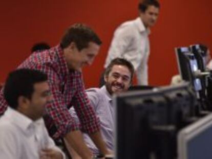 Operadores en la mesa de trading de IG Markets en Londres.