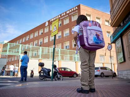 Una alumna del colegio religioso concertado Sagrada Familia-Pureza (Granada), que ha prohibido a las alumnas de Primaria que vayan con falda y les obligan a llevar pantalones, posa frente a la escuela.