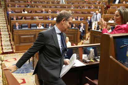 Alberto Núñez Feijóo es aplaudido por la diputada popular Cuca Gamarra, tras su intervención en el Congreso durante la segunda jornada del debate de investidura. 