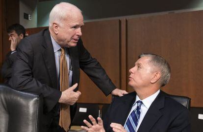 Los senadores republicanos, John McCain y Lindsey Graham. 
