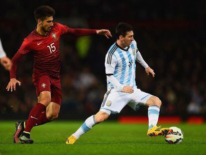 Messi controla el bal&oacute;n frente a Andre Gomes. 
