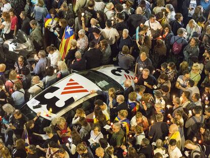 Una unitat mòbil de TV3 en una concentració en protesta per la presó dels 'Jordis'.