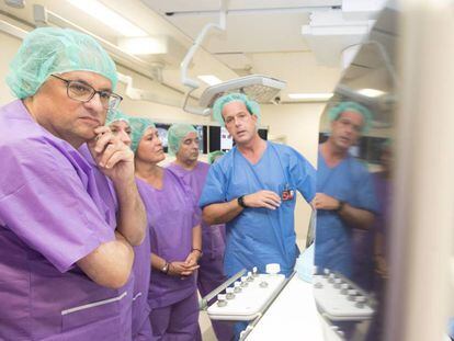 El presidente de la Generalitat, Quim Torra (a la izquierda) , durante la inauguración del nuevo bloque quirúrgico del Hospital Universitario de Bellvitge.