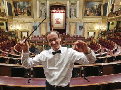 Alfonso Alonso, ensayando la direcci&oacute;n de sus huestes, aun en ausencia de &eacute;stas.