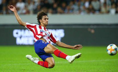 João Félix remata en el segundo gol del Atlético.