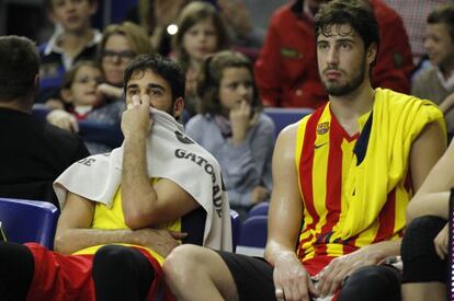 Navarro y Tomic, en el banquillo, durante el partido contra Estudiantes.