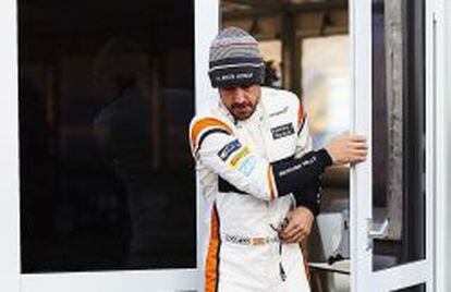 El piloto español de McLaren Fernando Alonso sale de su box durante la primera sesión de entrenamientos libres en el circuito de Montmelo (Barcelona).