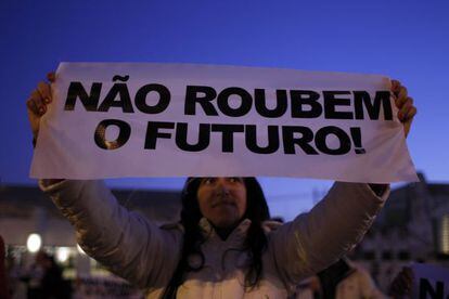 Una manifestante con una pancarta donde se lee &quot;No rob&eacute;is el futuro&quot;, en una protesta contra los recortes en Lisboa, en diciembre. 