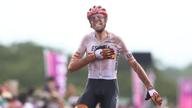 David Valero celebra el bronce conseguido en la prueba de ciclismo de montaña, este lunes.