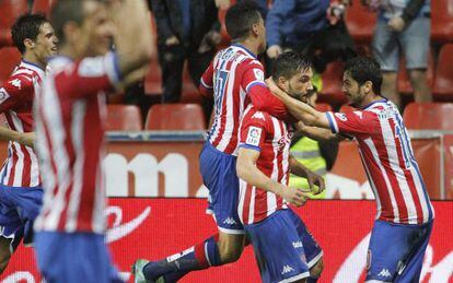 Guerrero, felicitado por sus compa&ntilde;eros tras marcar el tercer gol del Sporting.
 