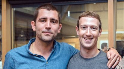 Chris Cox abraza a Mark Zuckerberg en una imagen difundida por el máximo responsable de Facebook.