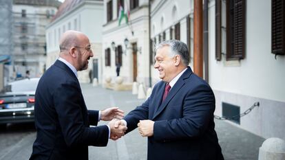 El presidente del Consejo Europeo, Charles Michel, saluda al primer ministro húngaro, Viktor Orbán, en Budapest.