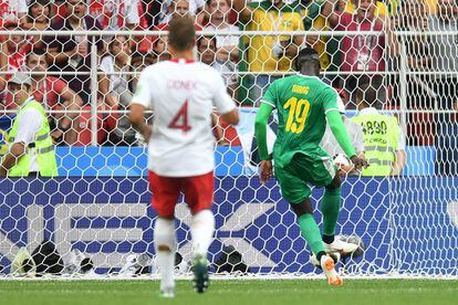 El senegalés Mbaye Niang dispara a portería durante el partido de fútbol del Grupo H de la Copa Mundial 2018 entre Polonia y Senegal en el Estadio Spartak de Moscú.