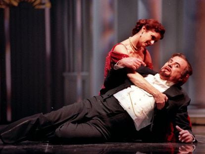 Constantino Romero y Vicky Peña durante la representación de 'A little night music', de Sondheim, en la versión de 2000 de Mario Gas.