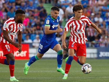 João Félix conduce el balón ante Lemar y Arambarri durante el Getafe-Atlético (0-3) del pasado lunes.