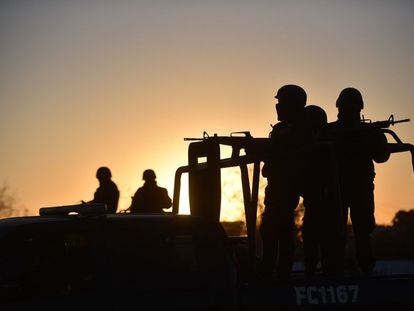 Militares y polic&iacute;as custodian las inmediaciones del penal.