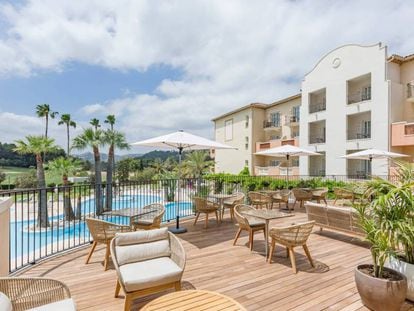 Terraza y piscina del hotel Denia Marriott La Sella Golf Resort & Spa.