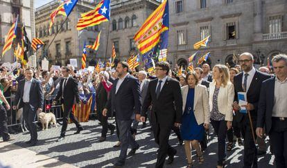 Carles Puigdemont, Carme Forcadell y Oriol Junqueras durante la concentraci&oacute;n de alcaldes en la plaza Sant Jaume de Barcelona.