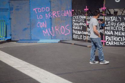 El despliegue de vallas metálicas en esos puntos en la víspera de las manifestaciones feministas se ha vuelto común en Ciudad de México, aunque el cuestionamiento recurrente es si está justificado.