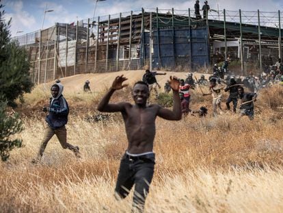 Grupos de migrantes subsaharianos corren en territorio español tras saltar la valla desde Marruecos, el 24 de junio en Melilla.