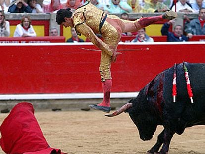 Sebastián Castella fue volteado sin consecuencias dos veces en su segundo toro.