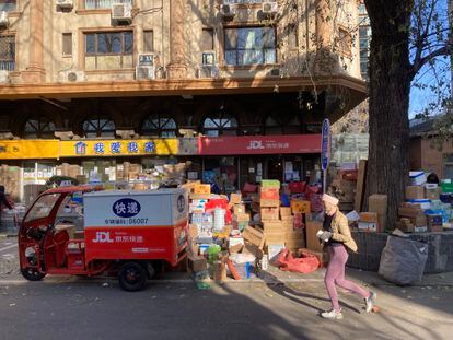 Una esquina de Pekín muestra la acumulación de paquetes sin enviar durante la ola de contagios que ha sufrido la ciudad, el pasado 14 de diciembre.