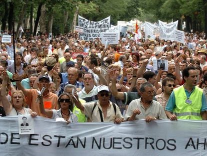 Miles de afectados por la presunta estafa de Fórum Filatélico y Afinsa en Madrid en 2006.
