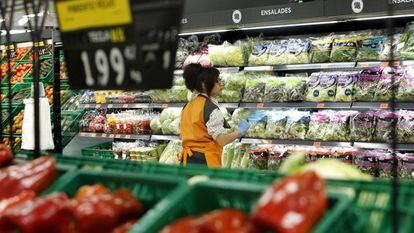 Una trabajadora en un supermercado Mercadona.