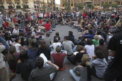 Miembros de la Movimiento 15M durante la asamblea en la plaza de Jacinto Benavente (Madrid).