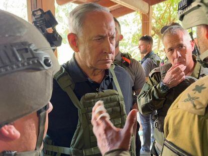 El primer ministro de Israel, Benjamín Netanyahu, visitaba el sábado a los soldados apostados en las afueras de la franja de Gaza.