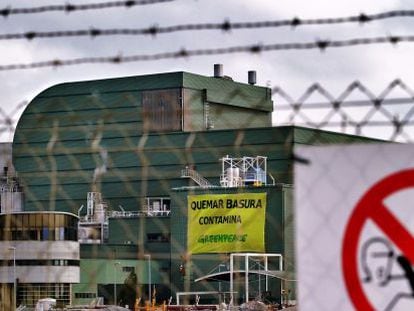Una pancarta de Greenpeace contra la incineración en Son Reus (Mallorca).