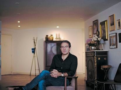 El escritor colombiano, Juan Gabriel Vásquez, en su apartamento al norte de Bogotá. 4 de mayo de 2022