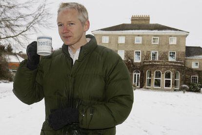 Julian Assange, durante una rueda de prensa ante la casa de Bungay (Inglaterra) donde se hospeda.