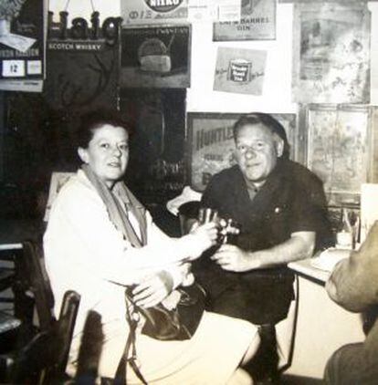 La compositora Peggy Glanville-Hicks con Lawrence Durrell. Juntos escribieron la ópera Sappho (1963)