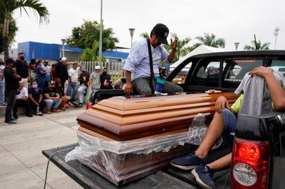 A coffin at the exit of the Guayaquil prison after the massacre this weekend.