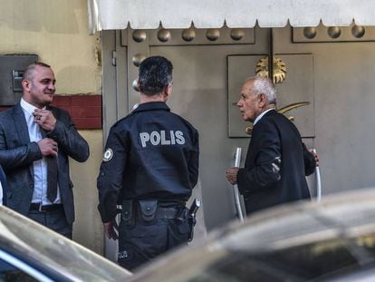 Un policía turco, frente al consulado saudí en Estambul, este lunes.