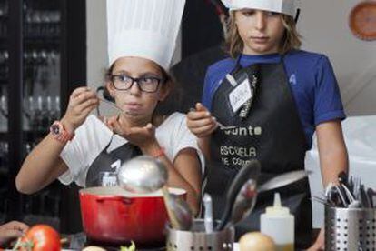 Cursos de cocina para niños en librería gastronómica A Punto, en Madrid.