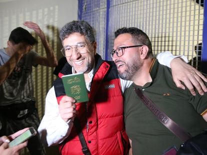 Ceuta 16/05/2022 La frontera del Tarajal entre españa y Marruecos ha abierto esta noche después de un año cerrada. Rachid, primera persona marroquí en cruzar desde Marruecos a España Foto ALEJANDRO RUESGA 
