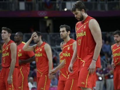 Los jugadores de España abandonan la pista tras su derrota ante Rusia.