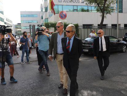 Jaime Botín (centro), hoy lunes, a la salida del juzgado.