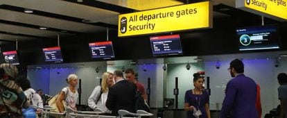 Pasajeros en el control de seguridad del aeropuerto de Heathrow (Londres).