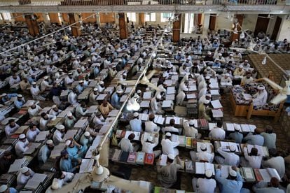 Cientos de alumnos acuden a una clase el pasado 11 de septiembre en la madrasa Haqqania, cerca de Peshawar (Pakistán).