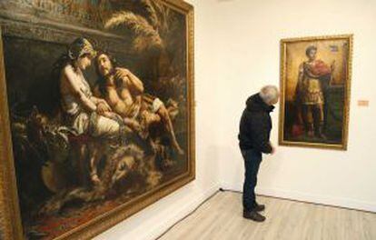 Una persona observa uno de los cuadros expuestos en la muestra 'Pintores románticos guipuzcoanos'.