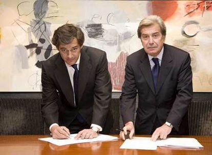 José Manuel Entrecanales y Fulvio Conti firman el acuerdo para la OPA de Endesa el pasado 27 de marzo.