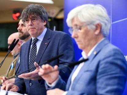 El eurodiputado y 'expresident' Carles Puigdemont y, en primer plano, Clara Ponsatí, en la rueda de prensa posterior a la sentencia del TGUE, hace dos semanas en Bruselas.